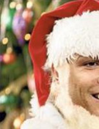Роналдо слага украса за Коледа