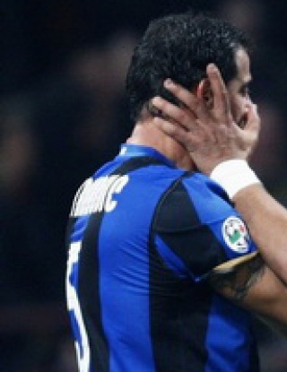 Ръката на Адриано и голът на Станкович отказаха Милан от титлата