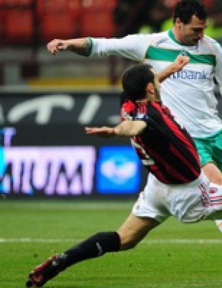Милан пропиля два гола аванс и изхвърча от УЕФА