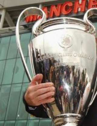 Сър Боби Чарлтън получава награда от УЕФА