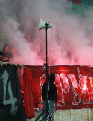 Публиката на ЦСКА нахлува на стадиона в Ловеч (видео)