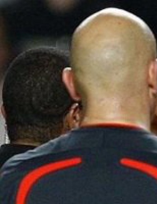 УЕФА ще продължи експериментите с петима съдии 