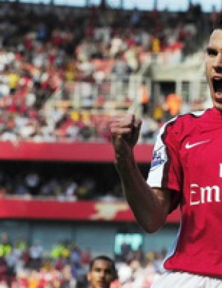 Ван Перси остава в Арсенал до 2014 година