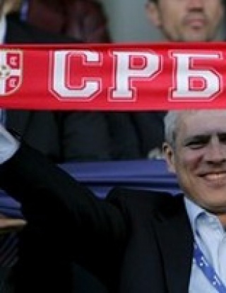 Глобяват сръбския президент заради шампанско на стадиона