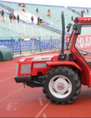 Червени супермодерни трактори ще обработват терена на Националния стадион