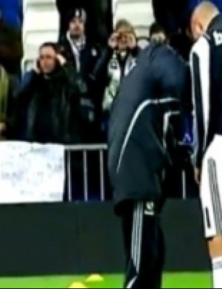 Треньор на Реал бърка в гащите на Бензема (видео)