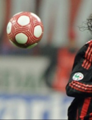 Роналдиньо още четири години в Милан
