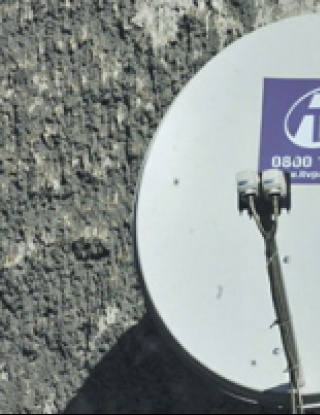 Фен авантоса сателитната чиния на комшията, за да гледа Мондиала