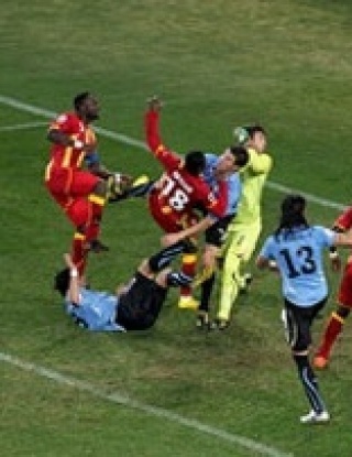 ФИФА наказва Суарес до края на Мондиал 2010 