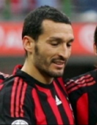 Дзамброта преподписа с Милан до юни 2012-а
