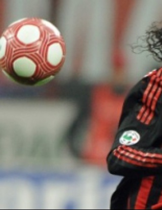 Край на спекулации: Роналдиньо остава в Милан до пенсия