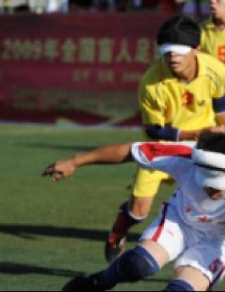 Китайски футболист може да ослепее след атака с камъни 
