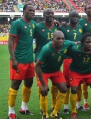 Двама играчи на Камерун получиха топлинни удари