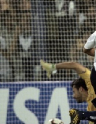 Звездата на Велес вкара гол в стил \"Марадона\" (видео)