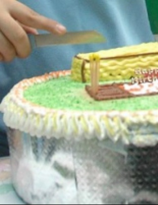 Изпуснаха тортата за рождения ден на Бейра Мар (видео)