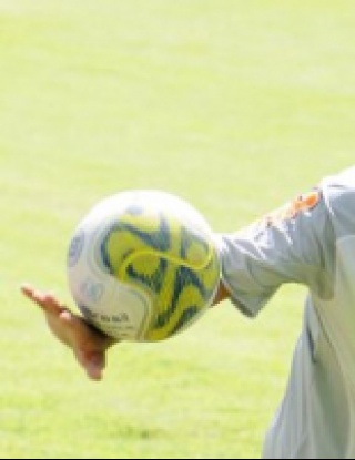 Роналдиньо вкара невъзможен гол на тренировка (видео)
