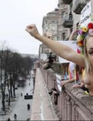 Голи жени протестираха заради Евро 2012 (снимки)