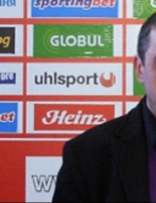 Димитър Борисов се снима с трофеите на ЦСКА