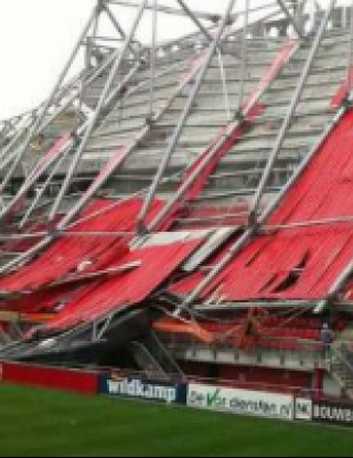 Покривът на стадиона на Твенте се срути, един е убит, а 14 ранени (снимки)