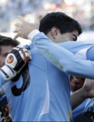 Суарес и Форлан изведоха Уругвай до рекордна 15-а Копа Америка (видео)