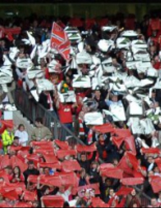 Феновете на Ман Юнайтед опънаха скандален плакат на мача с Лийдс (видео)