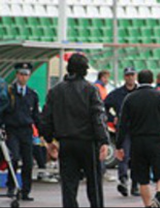 Футболист и треньор се ритат на селски мач