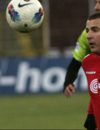 Янис Зику вкара гол на "Гуус Хидинк"