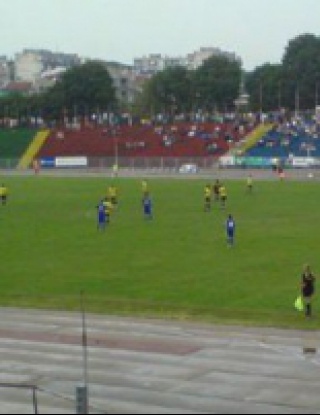 Последните три отбора от всяка "Б" групи изпадат в аматьорския футбол