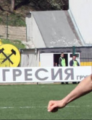 Веселин Минев получи жълт картон при загуба на Анталияспор