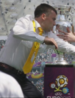 Гола активистка "краде" трофея на Евро 2012 в знак на протест