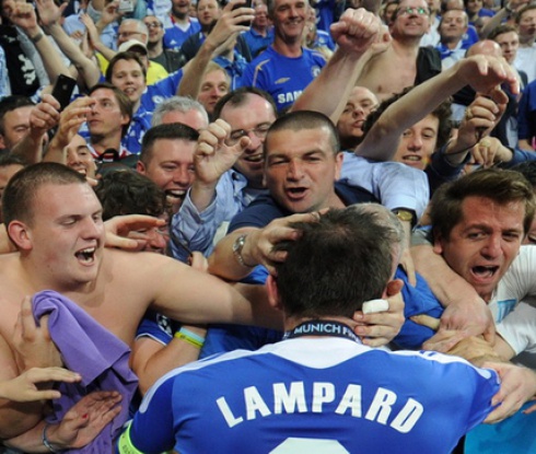 Хиляди фенове чакат Челси в Лондон за шествието на победата