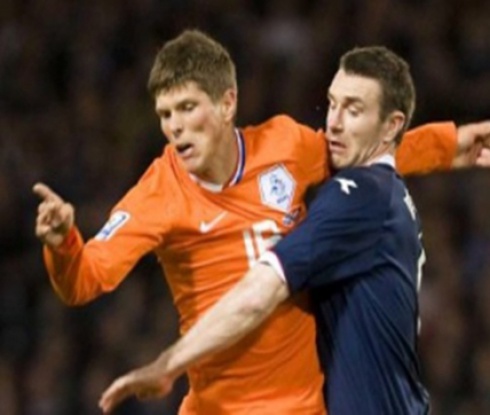 Хунтелаар: Играхте прекалено защитно