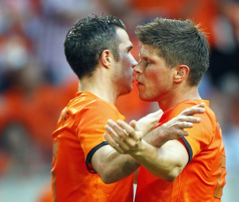 Хунтелаар започва Евро 2012 като голмайстор в квалификациите