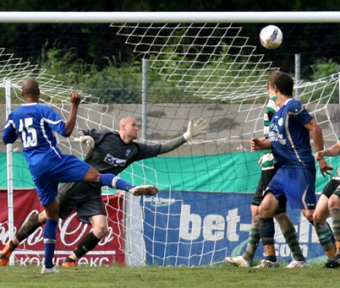 Изпадналият Светкавица се раздели с треньора и трима играчи