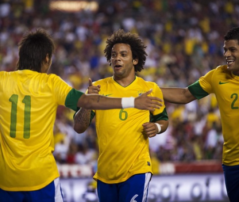 Ето така се спира привърженик, навлязъл на терена (видео)