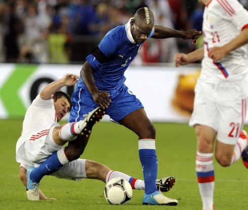 Балотели облича фланелка с две фамилни имена за Евро 2012