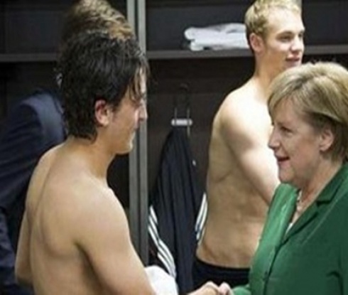 Меркел посети
националния отбор на Германия
в Полша