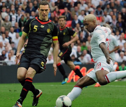 Тъжна вест върна Дефоу в Англия