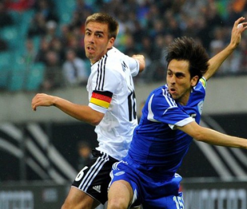 Лам ще играе ляв бек, Бендер - десен