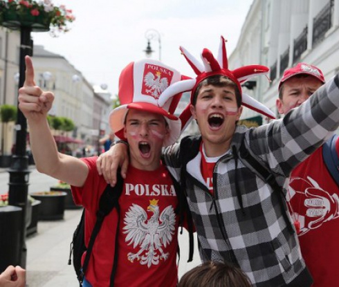 Близо 130 хиляди фенове се очакват днес във Варшава