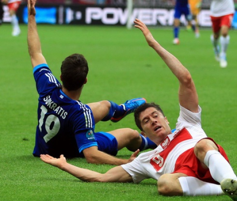 Два червени картона, пропусната дузпа и равенство за начало на Евро 2012 (видео)