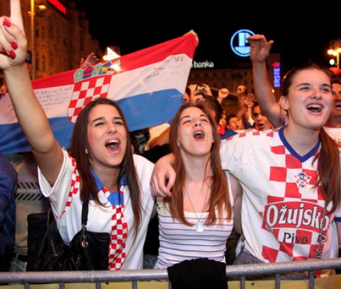 Страстни фенове изядоха два километра наденица в Киев