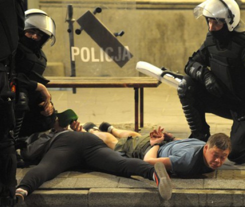 Арестуваха още 20 фенове за безредиците във Варшава