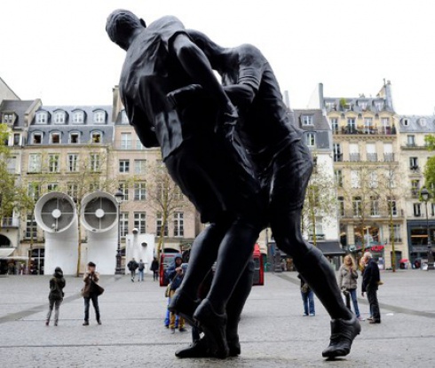 Статуята на Зидан и Матераци подлуди Париж (снимки)