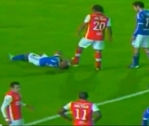 Вижте едно от най-ужасните нарушения в историята на футбола (видео)