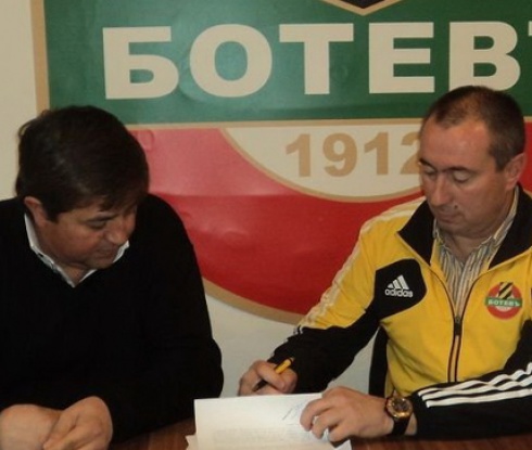 Официално: Станимир Стоилов е новият треньор на Ботев Пловдив (видео)