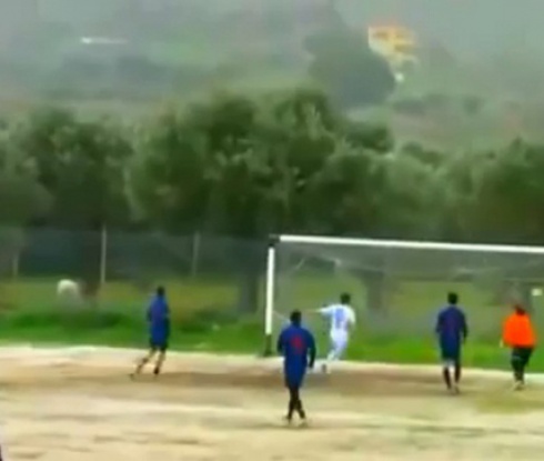 Чудо: Топката не пожела да влезе във вратата (видео)