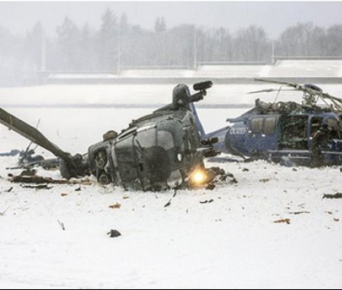 Два хеликоптера се сблъскаха над стадион в Берлин, има жертви (снимки)