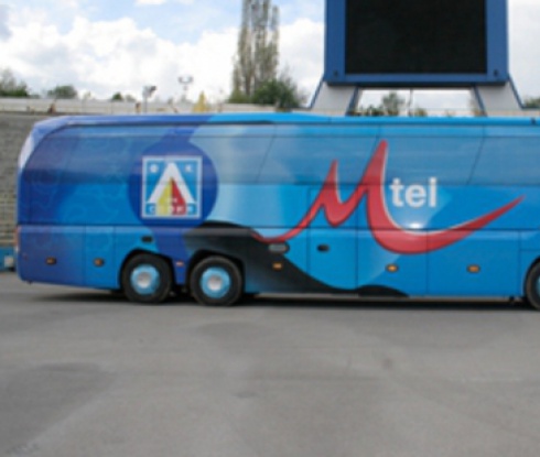 Гневни фенове спряха автобуса на Левски