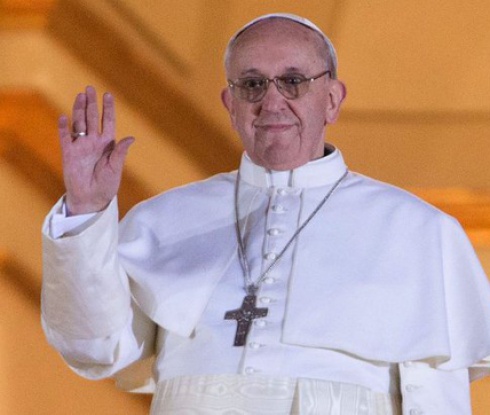 Подариха на новия папа фланелка на Ла Фурия